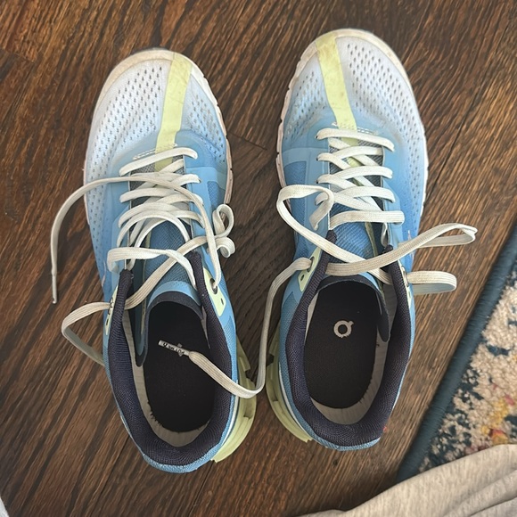 Women’s On clouds - Picture 2 of 4